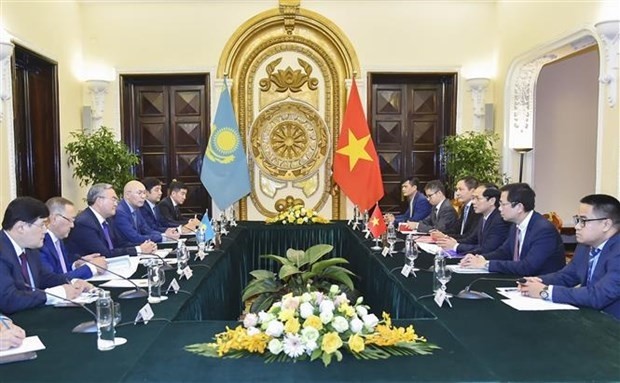 At the talks between Vietnamese Minister of Foreign Affairs Bui Thanh Son, and Deputy Prime Minister and Minister of Foreign Affairs of Kazakhstan Mukhtar Tileuberdi (Photo: VNA)