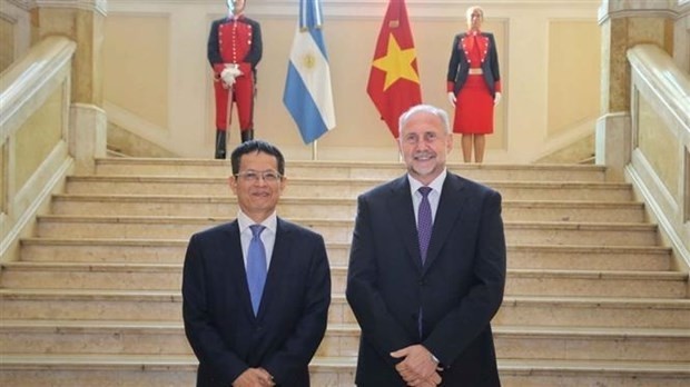 Vietnam's Ambassador to Argentina Duong Quoc Thanh meets Governor of Santa Fe province Omar Perotti. (Photo: VNA)