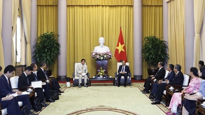President Nguyen Xuan Phuc (right) receives former Special Ambassador for Vietnam-Japan Sugi Ryotaro in Hanoi. (Photo: VNA)