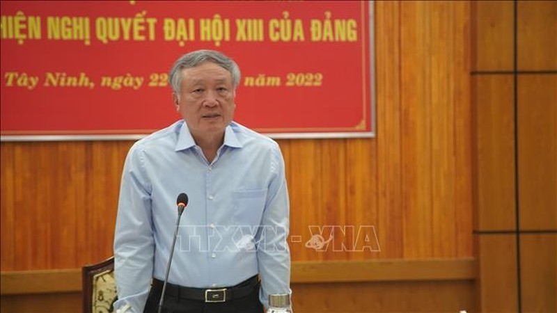 Politburo member, Secretary of the Party Central Committee and Chief Justice of the Supreme People’s Court of Vietnam Nguyen Hoa Binh speaks at the working session.