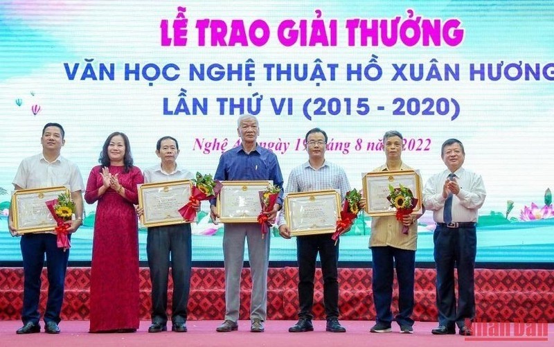 Winners of Ho Xuan Huong Literature and Arts Awards honoured at the ceremony 