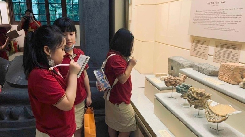 Students taking notes on artefacts on display at the Vietnam National Museum of History. (Photo: Thanh Dat)