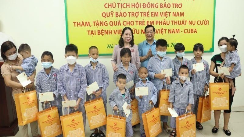 Vice President Vo Thi Anh Xuan presents gifts to child patients with maxillofacial deformities