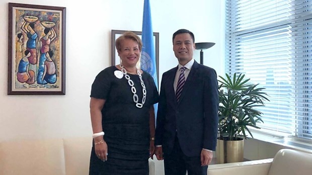 UN Under-Secretary-General for Management Strategy, Policy and Compliance Catherine Pollard (L) and Ambassador Dang Hoang Giang, Permanent Representative of Vietnam to the UN (Photo: VNA)