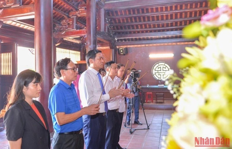 Delegates offer incense to late Party General Secretary Le Hong Phong (Photo: NDO)
