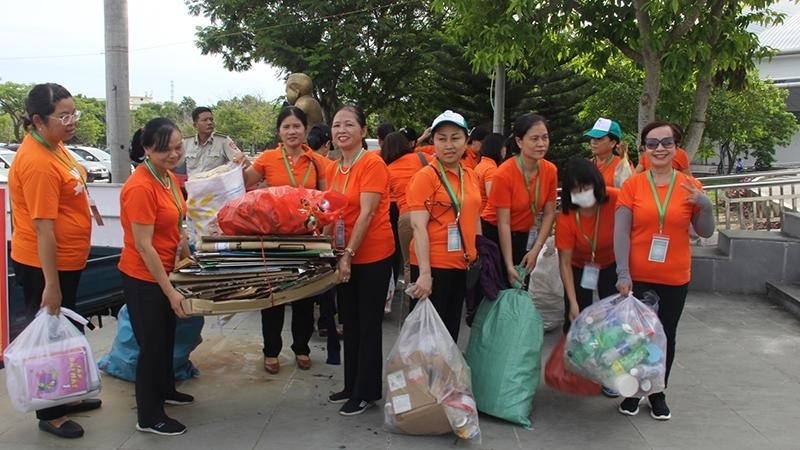 People in Da Nang join recycling waste collection and a gift-giving festival