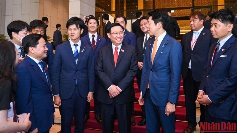 National Assembly Chairman Vuong Dinh Hue receives representatives of the Youth Division of the Liberal Democratic Party (LDP) of Japan. (Photo: NDO/Duy Linh)