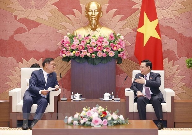 NA Chairman Vuong Dinh Hue (right) and President of the RoK-Vietnam Friendship Parliamentarians’ Group Kim Tae-nyeon. (Photo: VNA)