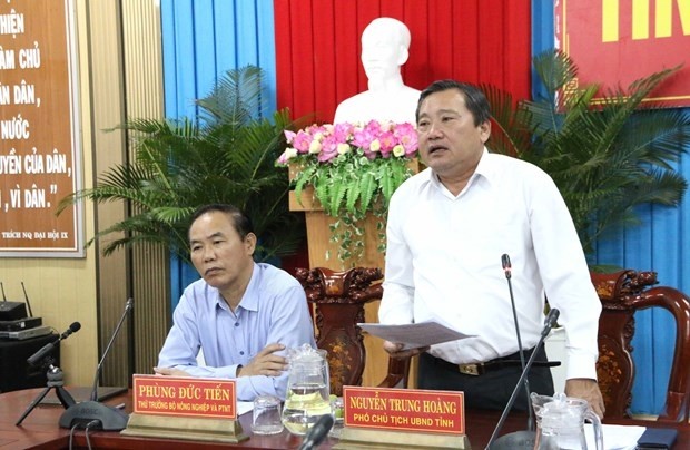 Nguyen Trung Hoang (standing), Vice Chairman of the Tra Vinh provincial People’s Committee, speaks at the meeting with the MARD delegation on August 23. (Photo: VNA)