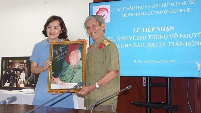 Director of the National Archives Centre No.3 Tran Viet Hoa receive a photo of General Vo Nguyen Giap donated by Colonel Tran Hong at the ceremony. 