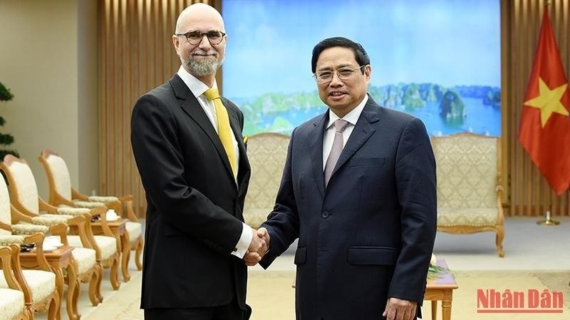 Prime Minister Pham Minh Chinh (R) and Canadian Ambassador to Vietnam Shawn Perry Steil (Photo: NDO/Tran Hai)