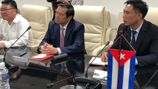 At the meeting between Vice Chairman of the CPV Central Committee’s Commission for Information and Education Lai Xuan Mon and Head of the Ideological Department of the PCC's Central Committee Rogelio Polanco Fuentes. (Photo: VNA)
