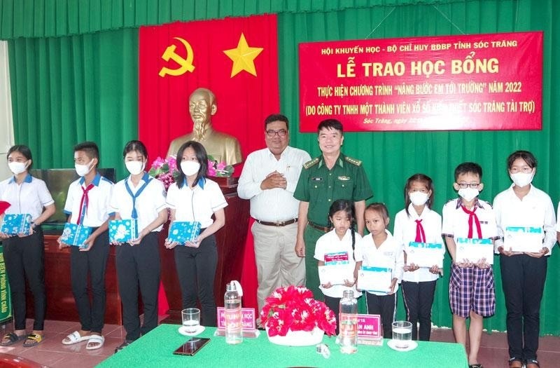 Scholarships presented to needy students (Photo: VAN LONG)