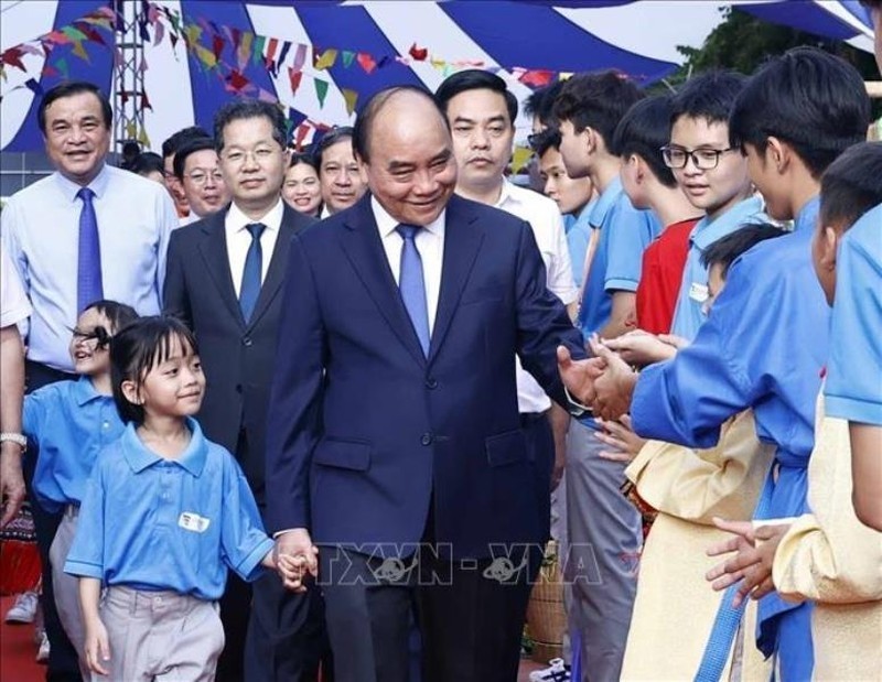 President Nguyen Xuan Phuc and Hope School students. (Photo: VNA)