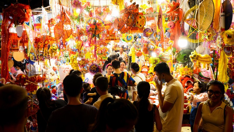 Hang Ma Street begins to bustle ahead of Mid-autumn Festival (Photo: daidoanket.vn)