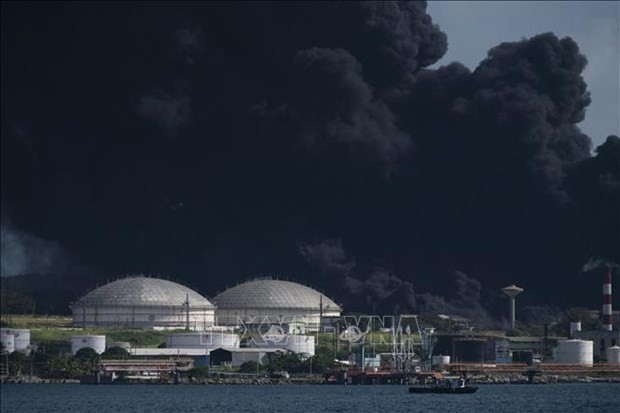 Black smoke from a burning oil tank is seen in Matanzas, Cuba. (Photo: AFP/VNA)