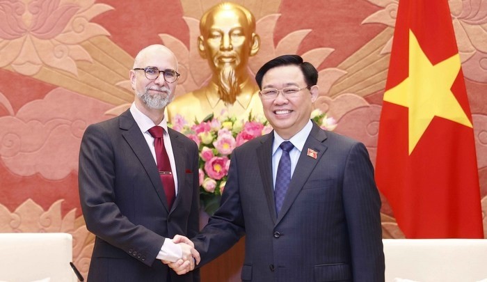 NA Chairman Vuong Dinh Hue (R) and Canadian Ambassador to Vietnam Shawn Perry Steil (Photo: VNA)