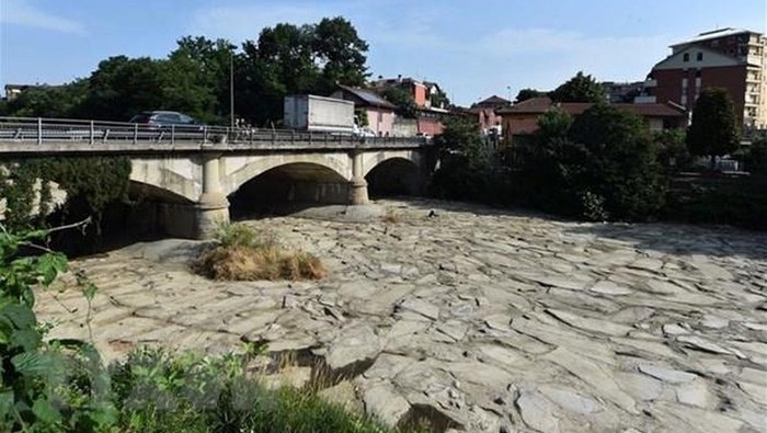 The desiccated bed of a river in Turin, Italy on June 17, 2022. (Photo: xinhua/VNA)