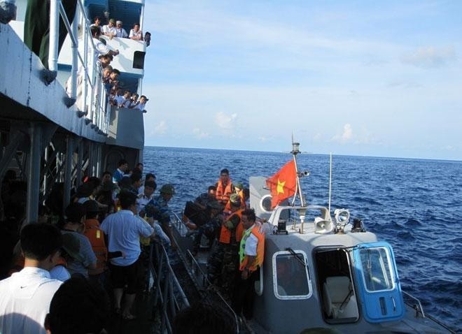 Ships carrying delegations, as well as gifts and goods, connect Song Tu Tay and its residents to the mainland