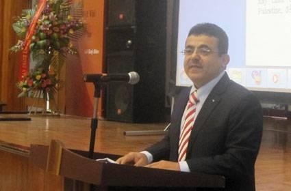 Palestinian Ambassador to Vietnam Saadi Salama speaks at the event