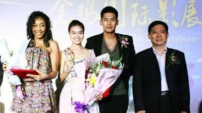 Ninh Duong Lan Ngoc (second from left) at the awards ceremony.