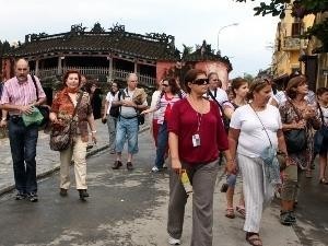 Foreign visitors at Hoi An ancient town.  (Image: VNA)