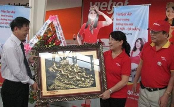 VietJetAir representatives presenting souvenirs to Da Nang airport leaders.