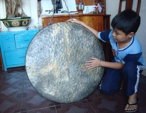 The gong is 73 centimetres in diameter and weighs 13.5 kilogram.