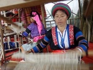 Mong ethnic people’s traditional weaving displayed at the symposium