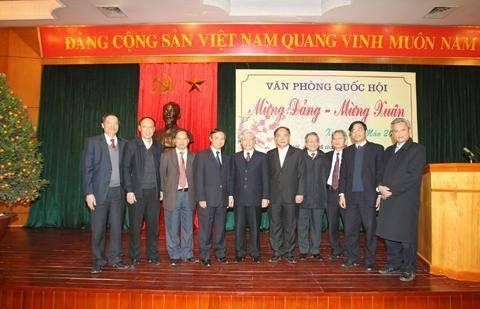 Party leader cum NA Chairman Nguyen Phu Trong and staff of the NA Office.