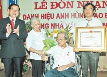 President Triet presents Labour Hero title to writer Son Tung