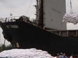 Rice for export being loaded at Dong Nai port