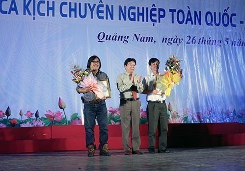 Deputy Minister of Information and Communication Vuong Duy Bien presenting awards to two golden prize winners  (Photo: baoquangnam.com.vn)