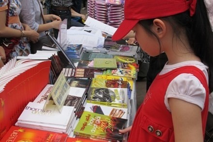 At the 2013 ‘Summer Book’ Fair  (Photo: hanoimoi.com.vn)