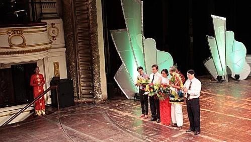 At the award presentation ceremony (Photo: vanhien.vn)