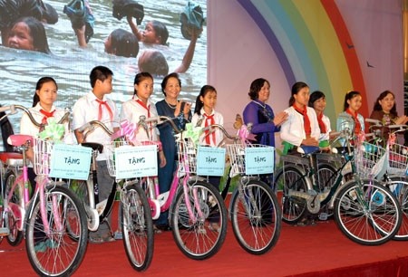 Vice President Nguyen Thi Doan (fourth from left) presents gifts to disadvantaged children who achieved excellent academic results (Photo: VGP)