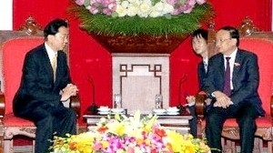 Politburo member To Huy Rua (R) and former Japanese PM Yukio Hatoyama