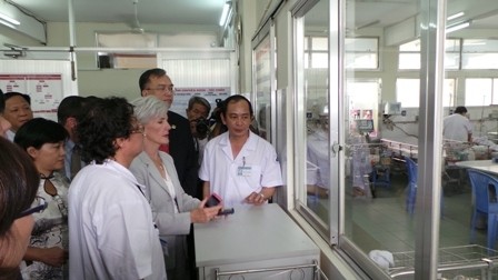 US Secretary of Health and Human Services Kathleen Sebeliush visits Children Hospital No. 1 (Photo: dantri.com.vn)