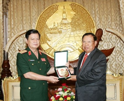 Deputy Minister of National Defence Senior Lieutenant General Nguyen Thanh Cung (left) and Lao Vice President Bounnhang Vorachit (right) (Photo: qdnd.vn)