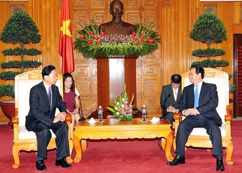 Vietnamese PM Nguyen Tan Dung receiving Japanese PM Yukio Hatoyama (Photo: VGP)