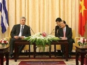 Secretary of the municipal Party Committee Le Thanh Hai (right) meets First Vice President of the Council of State and Member of the Politburo of the Communist Party of Cuba, Miguel Diaz Canel (Photo: VNA)
