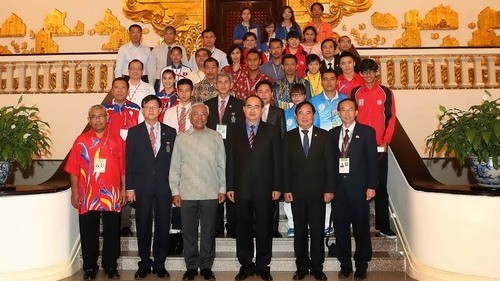 Deputy Prime Minister Nguyen Thien Nhan (front row, fourth from left) and leaders of eight delegations attending the fifth ASEAN School Games (Credit: gdtd.vn)