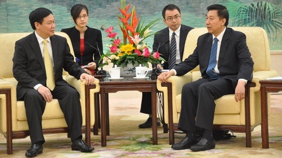 Head of the CPV Central Committee’s Economic Commission Vuong Dinh Hue (left) and the Chinese State Councilor Wang Young  (Photo: vov.vn)