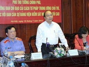 Deputy PM Nguyen Xuan Phuc speaking at the session  (Photo: VNA)