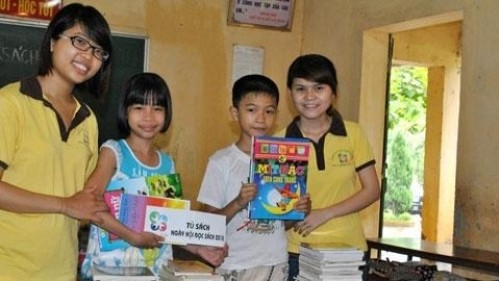 Vong tay be ban bings books to needy children.