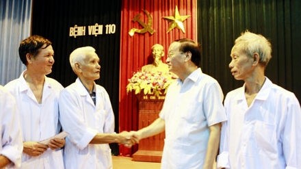 To Huy Rua commends wounded veterans in Bac Ninh