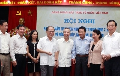 NA Chairman Nguyen Sinh Hung (forth from the left) speaks at the conference