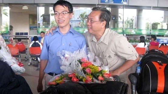 Quang Liem (left) is warmly received on the day of his return 