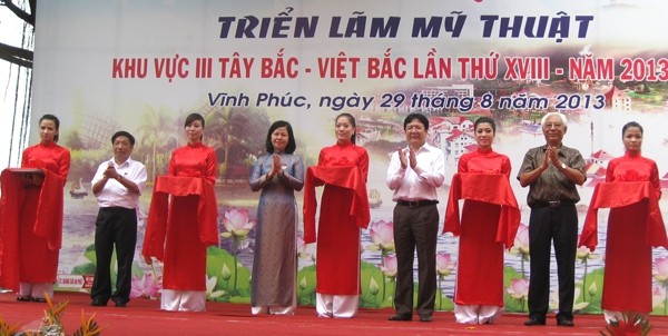 The ribbon cutting ceremony for the exhibition  (Photo: vinhphuc.gov.vn)