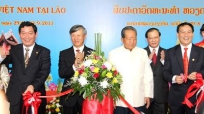 The ribbon-cutting ceremony for the Vietnam Culture Week in Laos  (Photo: nhandan.com.vn)